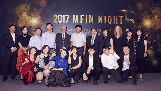 中國(guó)社會(huì)科學(xué)院研究生院-美國(guó)杜蘭大學(xué)畢業(yè)生與教師合影