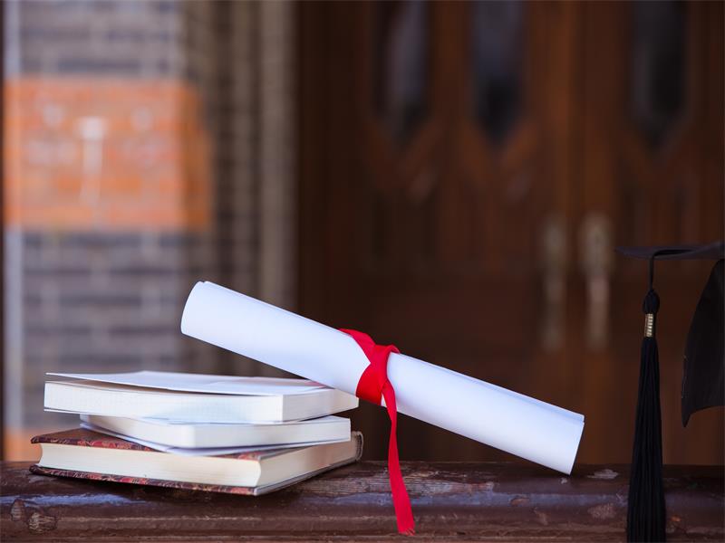 1675240922942092.jpg 攝圖網(wǎng)_500389789_校園畢業(yè)季教室欄桿上書本素材(企業(yè)商用).jpg